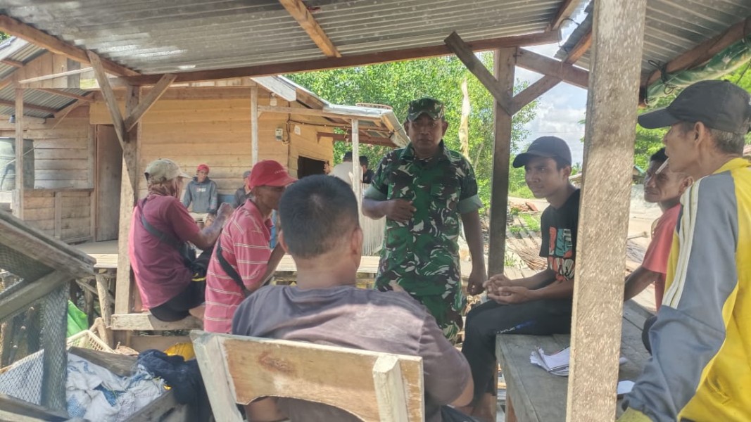 Tingkatkan Silaturahmi dan Persatuan, Babinsa Koramil 06/Merbau Sambangi Warga Kampung Pancasila