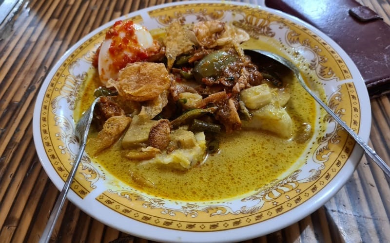 Nikmati Lontong Malam Bu Mar di Kota Medan