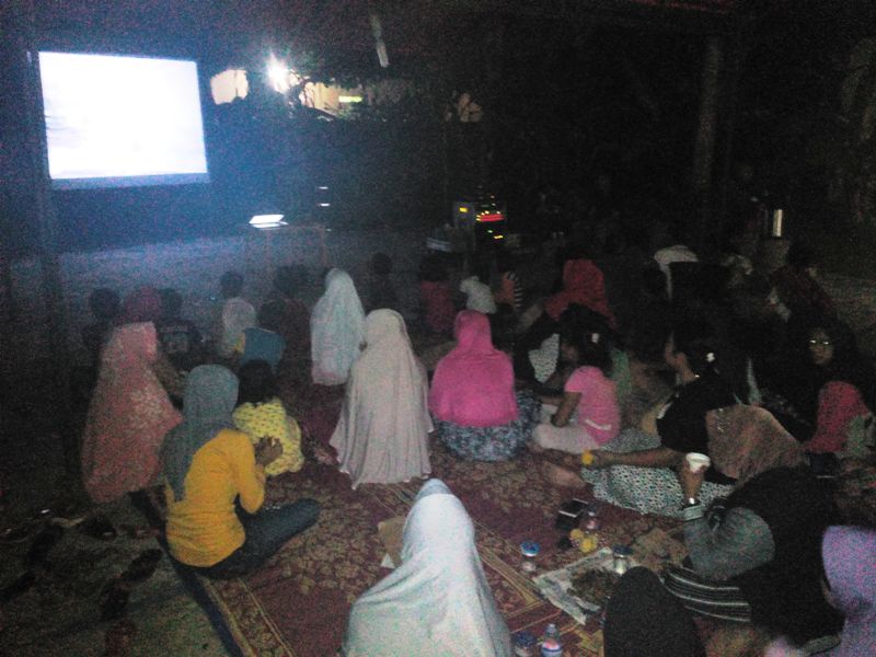 Warga RT 012 Flamboyan Nobar Film G30S/PKI