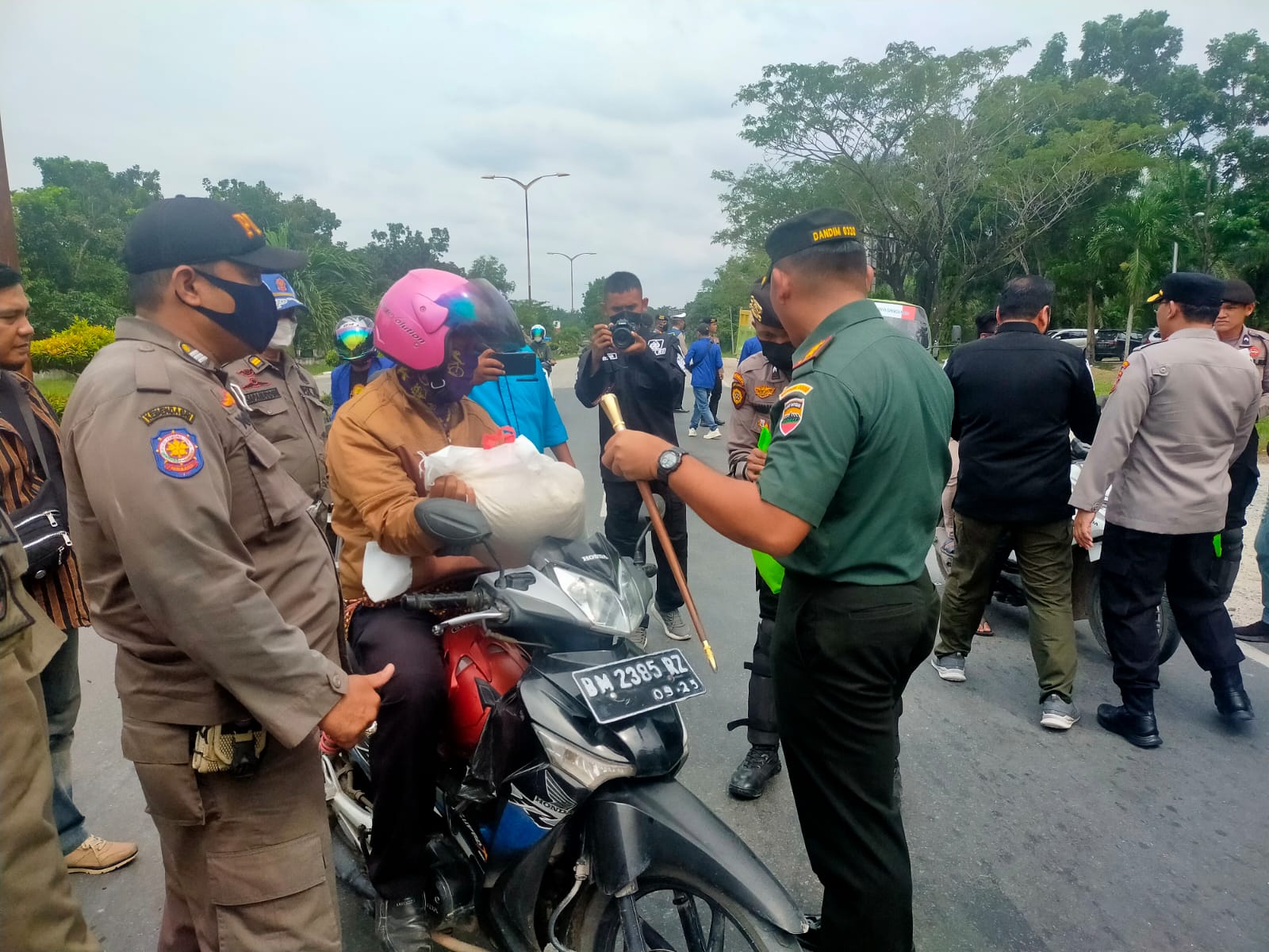 Dandim 0320/Dumai Bersama Kapolres Bagikan Sembako ke Masyarakat