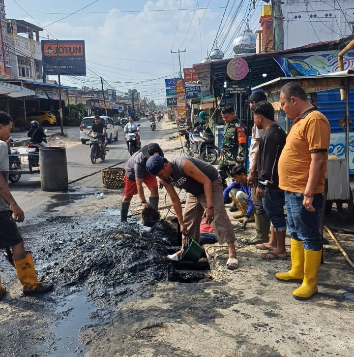 LPMK Kelurahan Jaya Mukti Gelar Gotong Royong Bersihkan Parit Pasar Pagi Jalan Kusuma