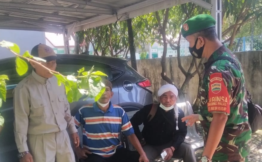 Peltu Wawan, Babinsa Koramil/01 Kelurahan Buluh Kasap Laksanakan Sosialisasi Pencegahan Covid-19