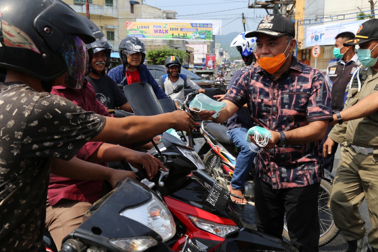 Bupati Andi Suhaimi Dalimunthe Bagikan Masker Gratis Bagi Masyarakat Labuhanbatu
