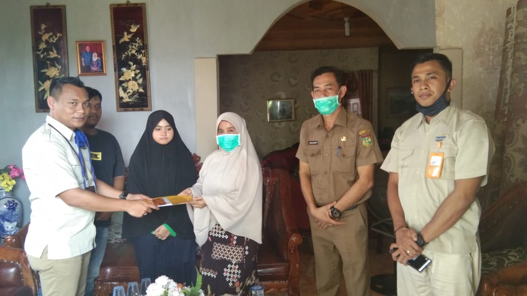 Penyerahan JKM & THT secara Simbolis  kepada Ahli Waris Alm Ir. Ahmadi Staff Ahli Bupati bidang SDM