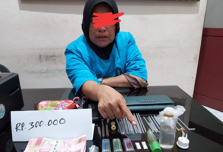 Janda 41 Tahun Diborgol Polisi Karena Narkoba