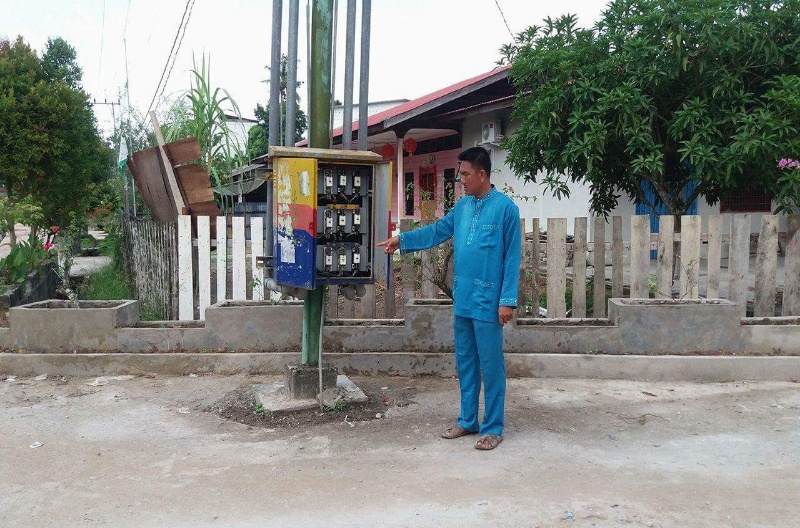 Kades Titi Akar memberikan Gembok pada Pintu Gardu PLN yang menganga