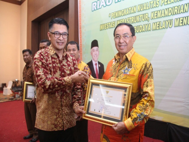 Mantap...!!! Inhil Terima Penghargaan Pembina Perusahaan Terbaik