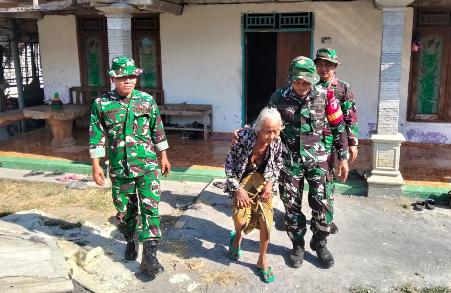 Sentuhan Kasih di Kesongo: Saat Satgas TMMD 129 Bojonegoro Merangkul Mbah Kasidah Menatap Rumah Baru Anak Tercinta