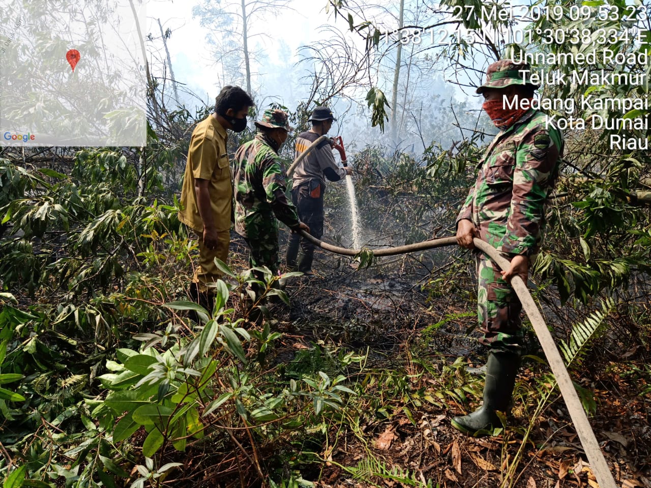 Dua Titik Asap Masih Ada, Anggota Kodim 0320/Dumai Melaksanakan Pendinginan