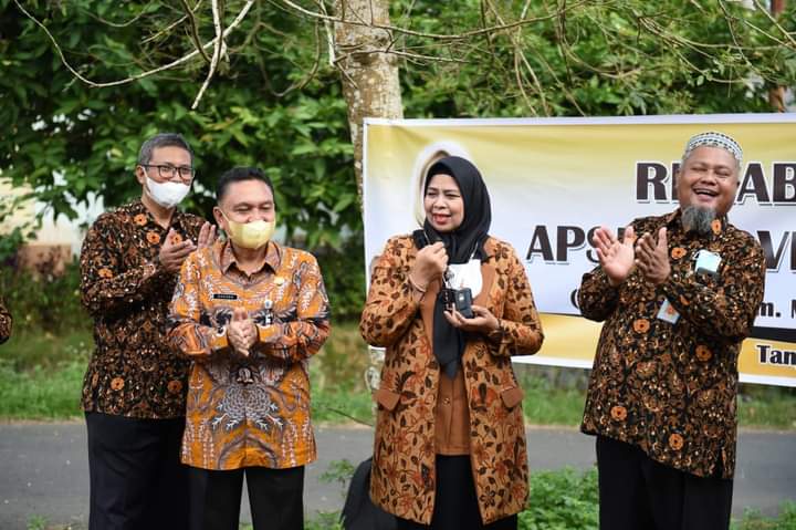 Plt Kadisdik Kepri Didampingi Ketua TP-PKK Kepri Lakukan Peletakan Batu Pertama untuk Rehabilitasi