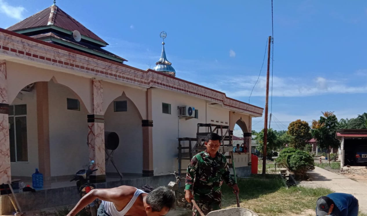 Sertu Jaenal Arifin Goro Bersama Masyarakat di Halaman Masjid Jama'atun