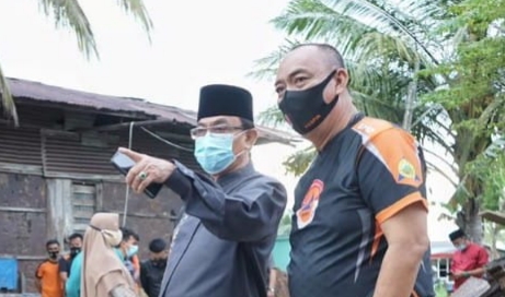 Bupati Inhil Tinjau Lokasi Bencana Longsor di Tembilahan Hulu