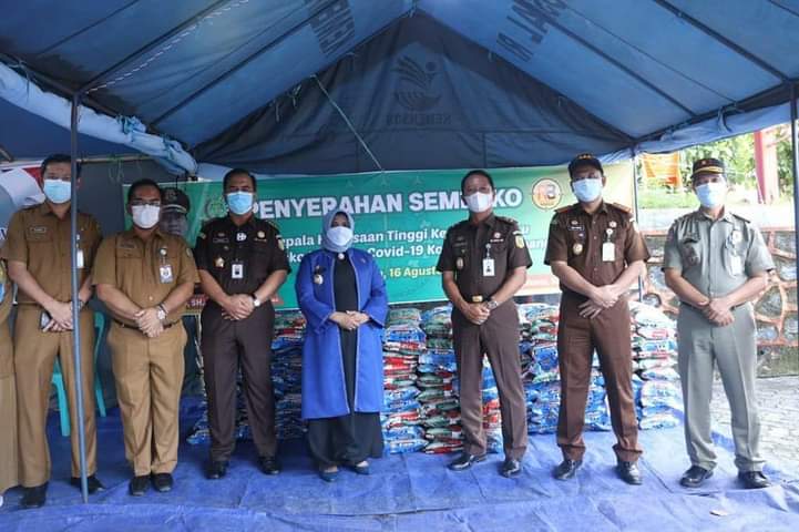 Kejaksaan Tinggi Kepri Serahkan Beras Bantuan untuk Dapur Umum