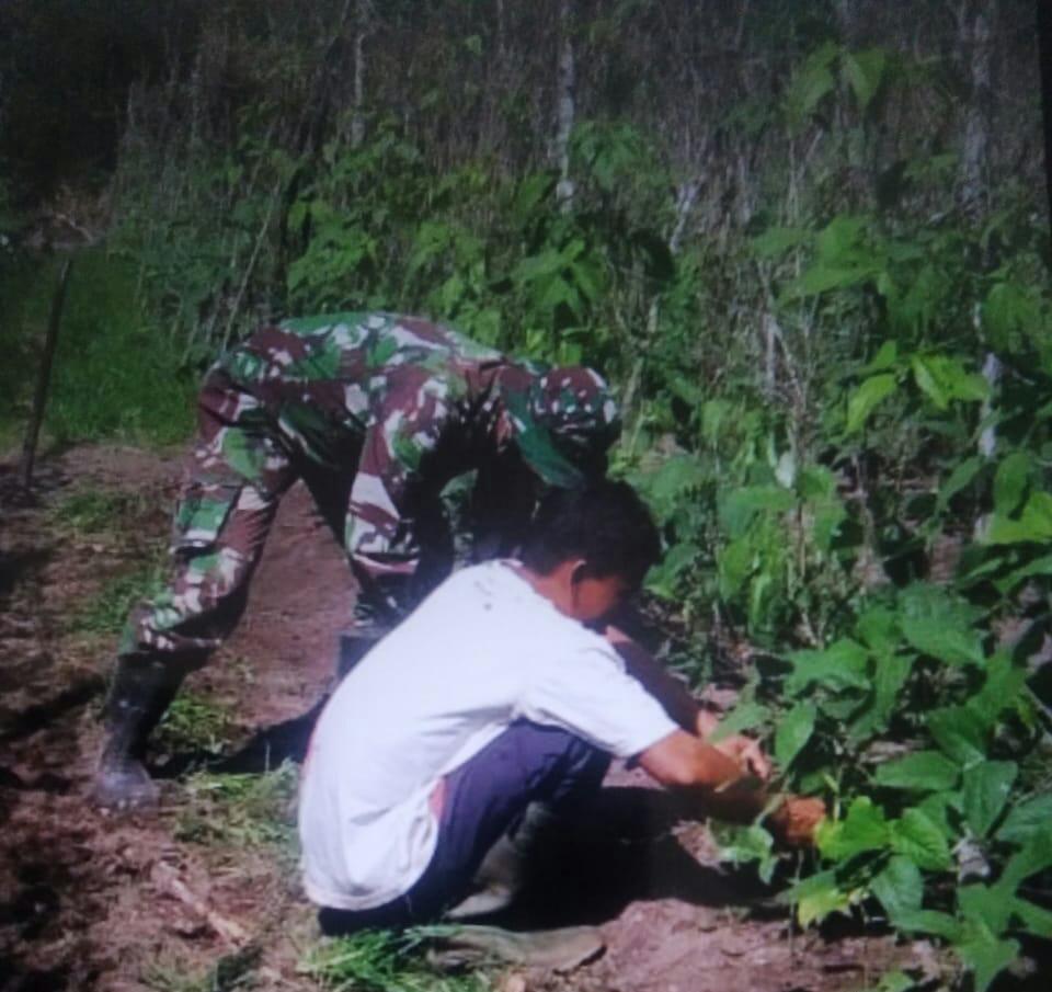 Peltu Wawan Dampingi dan Sosialisasikan Pencegahan Covid-19 ke Petani
