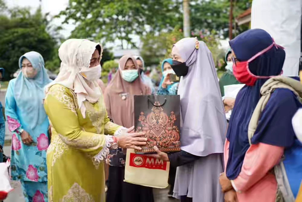 TP PKK Riau Bersama BK3S Kembali Bagikan Sembako untuk Warga Kurang Mampu
