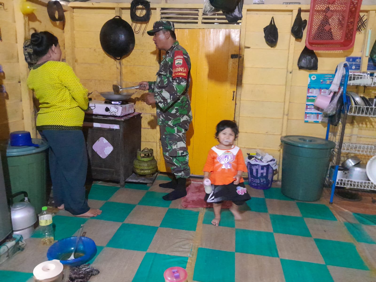 Melalui Program Babinsa Masuk Dapur, Koramil PWK 04 Serahkan Bantuan