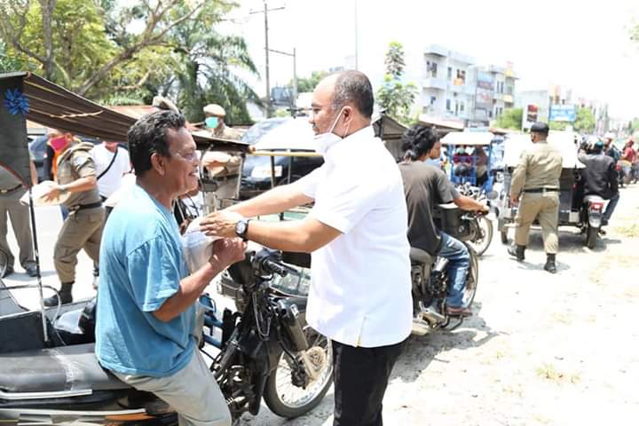 Bupati Labuhanbatu Bagikan Paket Sembako kepada Abang Becak