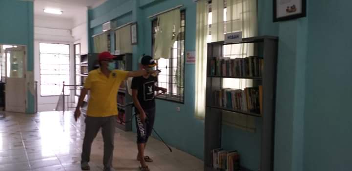 Cegah Penularan Covid-19, Dinas Perpustakaan Lakukan Penyemprotan Disinfektan
