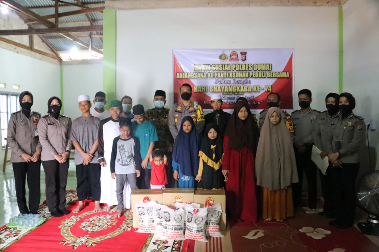 Polres Dumai Anjangsana Ke Panti Jompo Dan Panti Asuhan