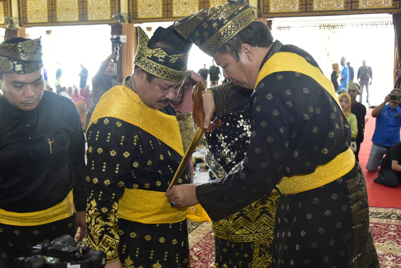 Bupati Bengkalis Resmi Menyandang Gelar Adat