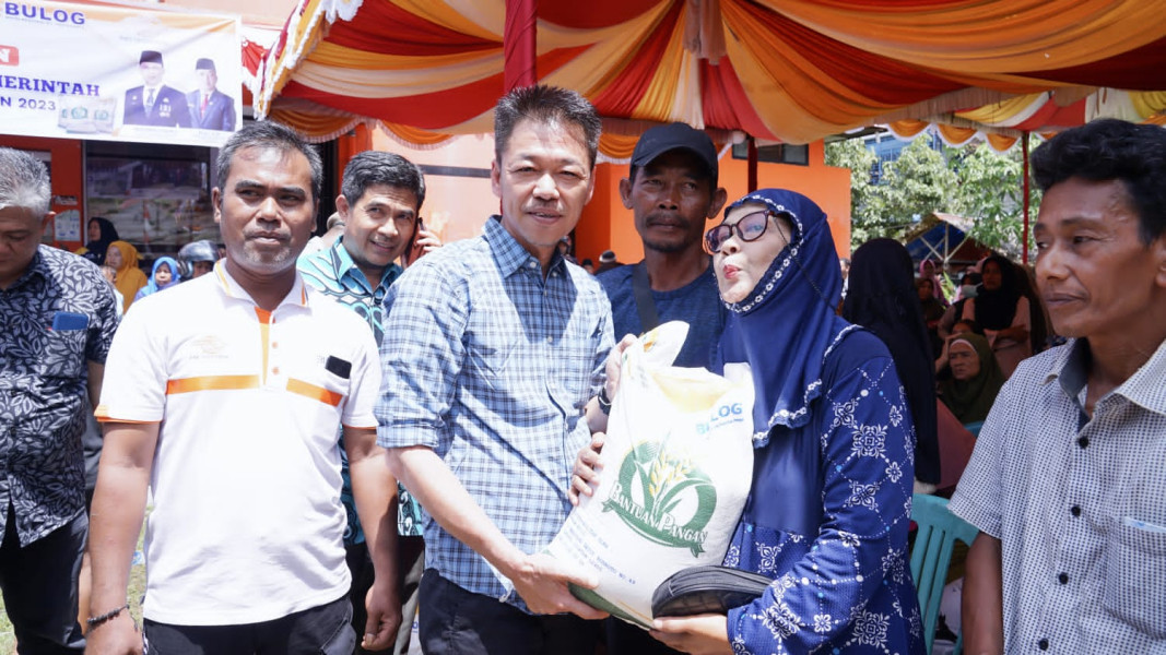 Bupati Rohil Afrizal Sintong Resmi Menyalurkan Cadangan Beras Pemerintah Tahun 2023