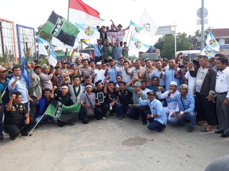 Massa GERAMM Akhirnya Buka Blokade Jalan Purnama