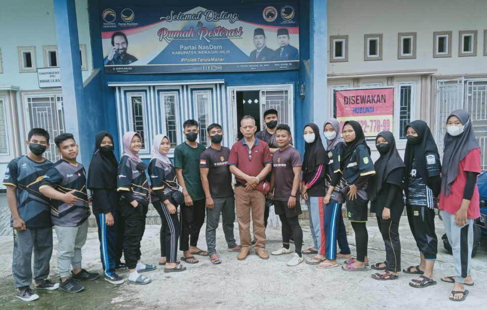 Kantor NasDem Inhil Dikunjungi Puluhan Generasi Milenial