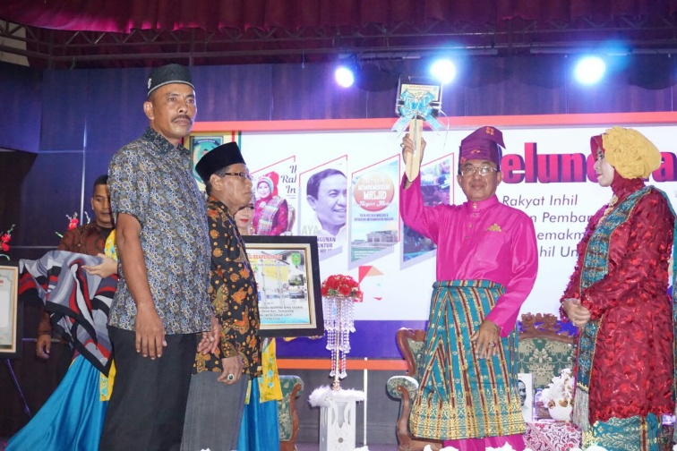 Bupati Inhil Luncurkan Buku Tentang Pembangunan Infrastruktur