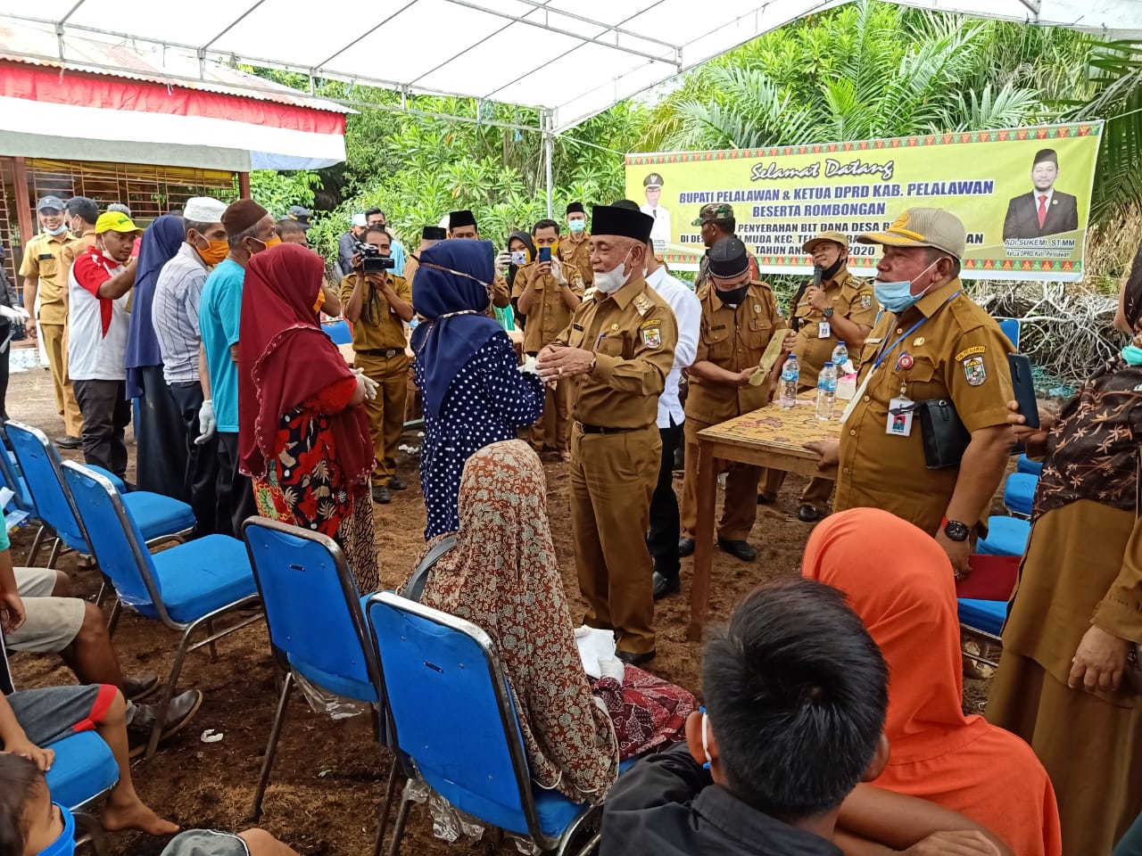 Bupati Pelalawan Hadiri Penyerahan BLT DD di Tiga Desa di Kecamatan Teluk Meranti
