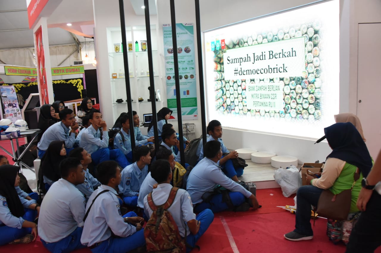 Pertamina RU II Ajak Pengunjung Belajar Ecobrick