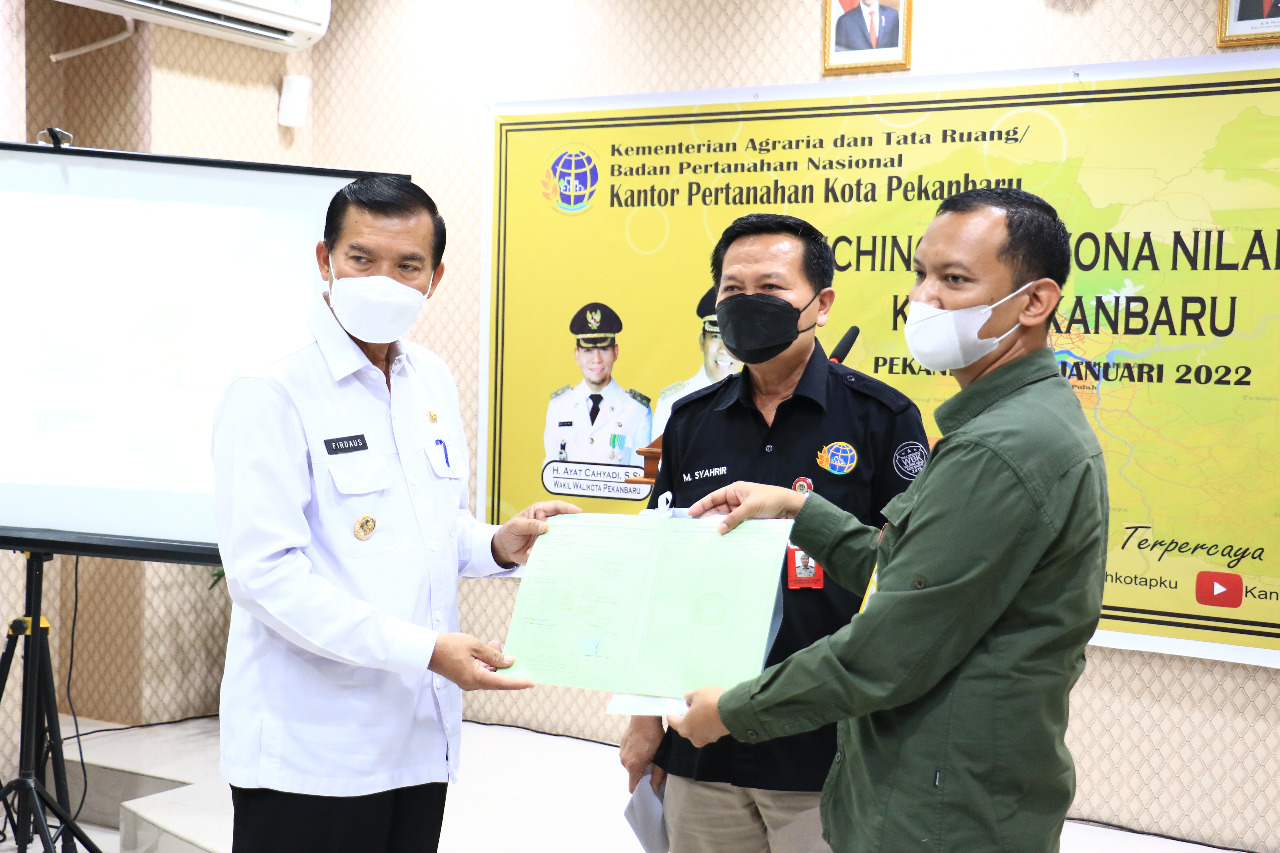 Pemko Pekanbaru Terima Sertifikat Tanah Terminal Kargo Sialang Rampai