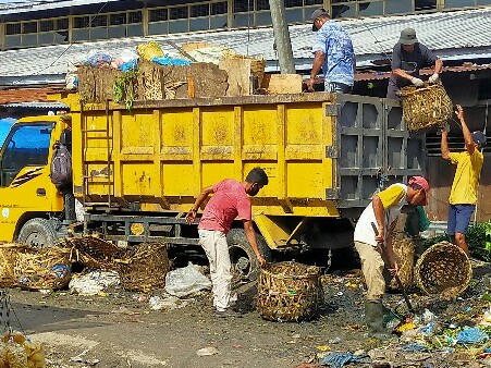 DLH Labuhanbatu Lakukan Kebersihan di Pasar Aek Nabara