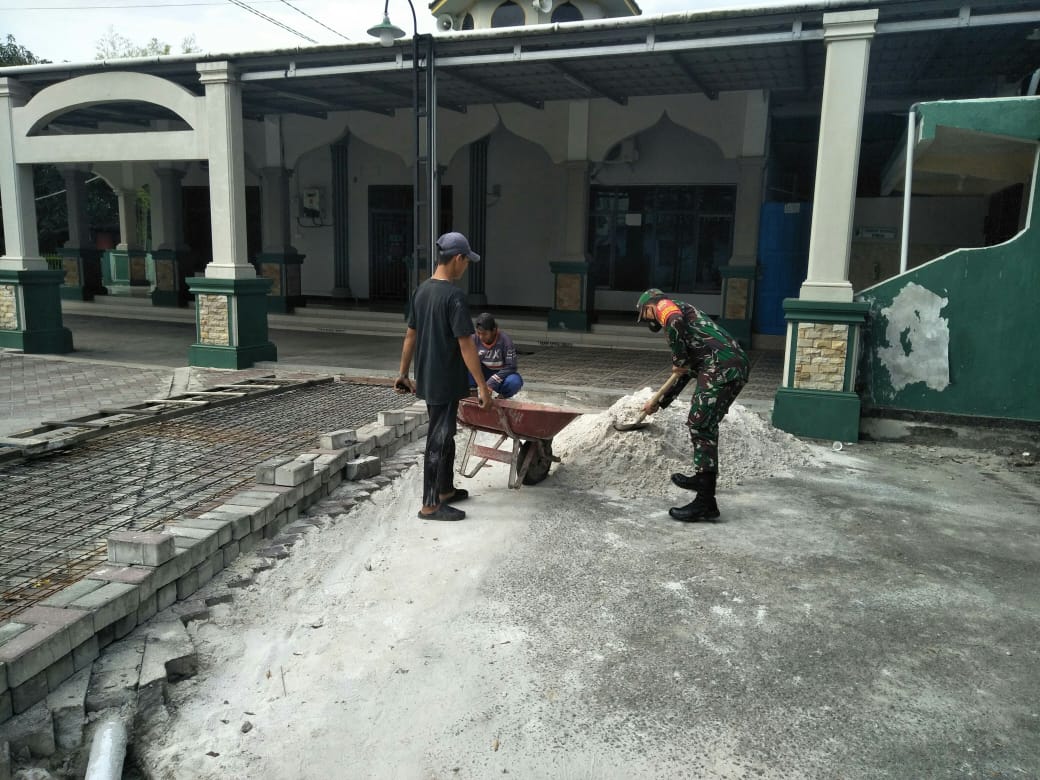 Serda Boby Rahman Bantu Masyarakat Pasang Paving Blok