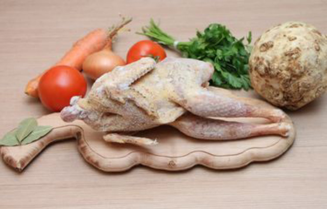 Cara Benar Cairkan Ayam Beku, Jangan Langsung Rendam dalam Air