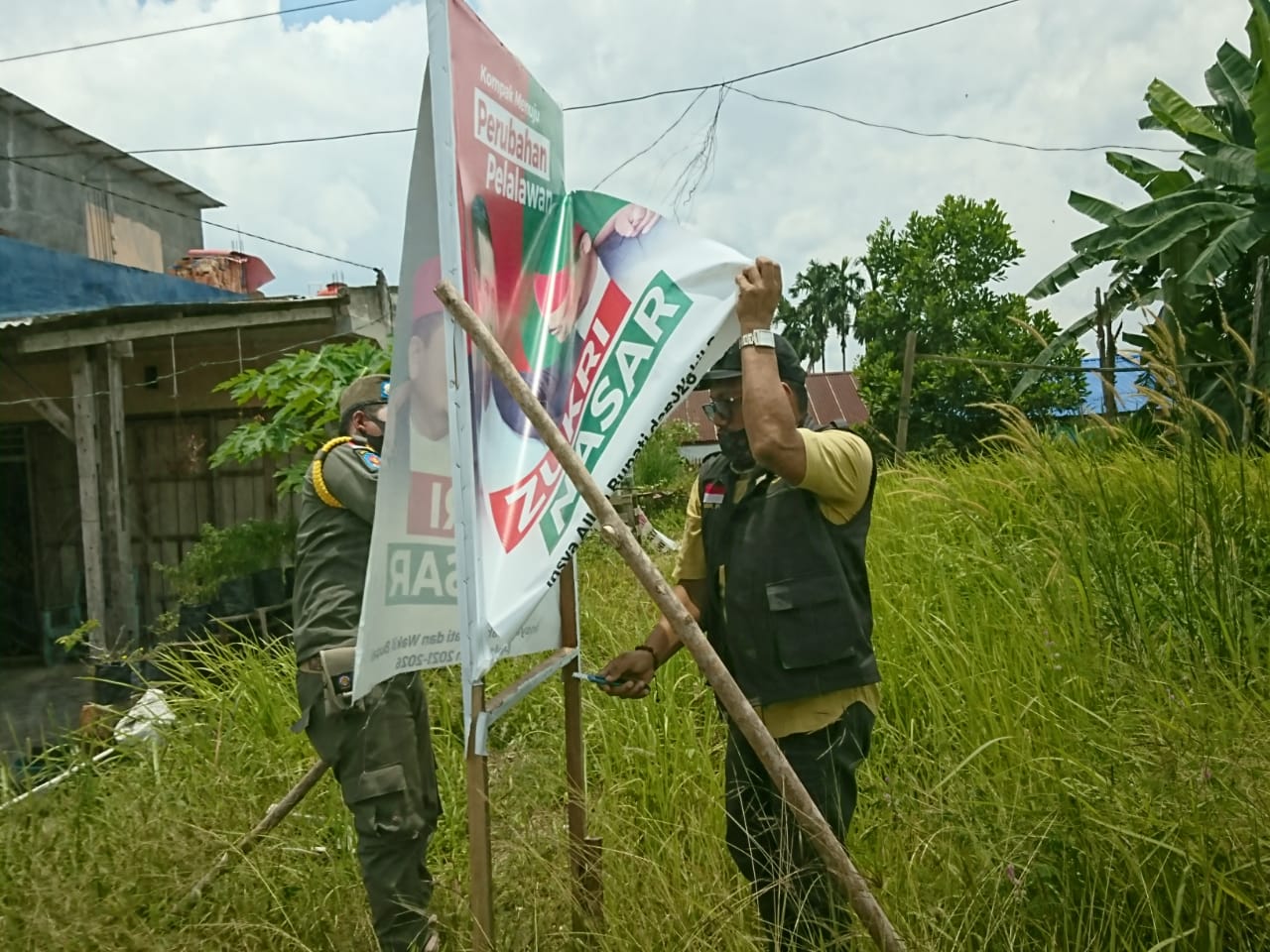 Bawaslu Pelalawan Lakukan Penertiban APK