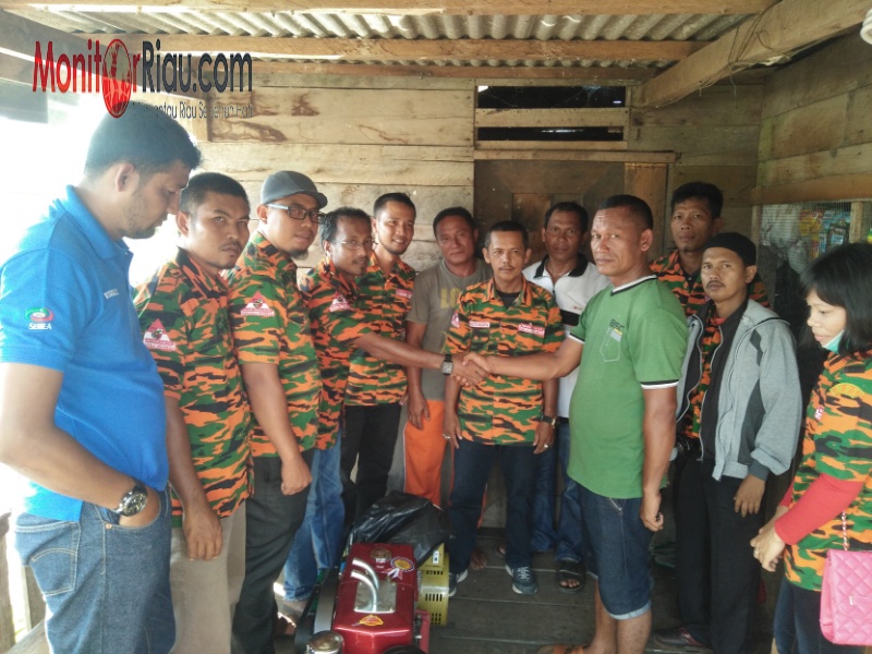 MPI Kabupaten Bengkalis menyerahkan bantuan mesin Genset untuk penerangan Masjid AL - ILHAM Jembatan