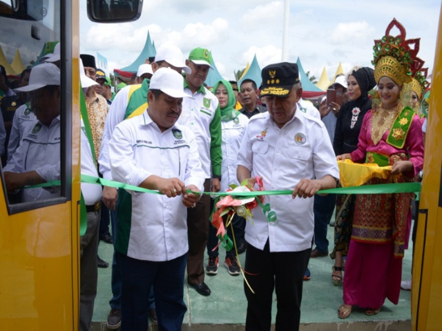 Pemkab Bengkalis Serahkan 2 Unit Bus Sekolah Gratis untuk Pinggir