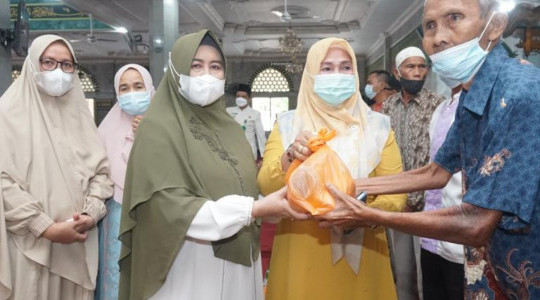 Serahkan Bantuan Kepada Lansia dan Anak Yatim