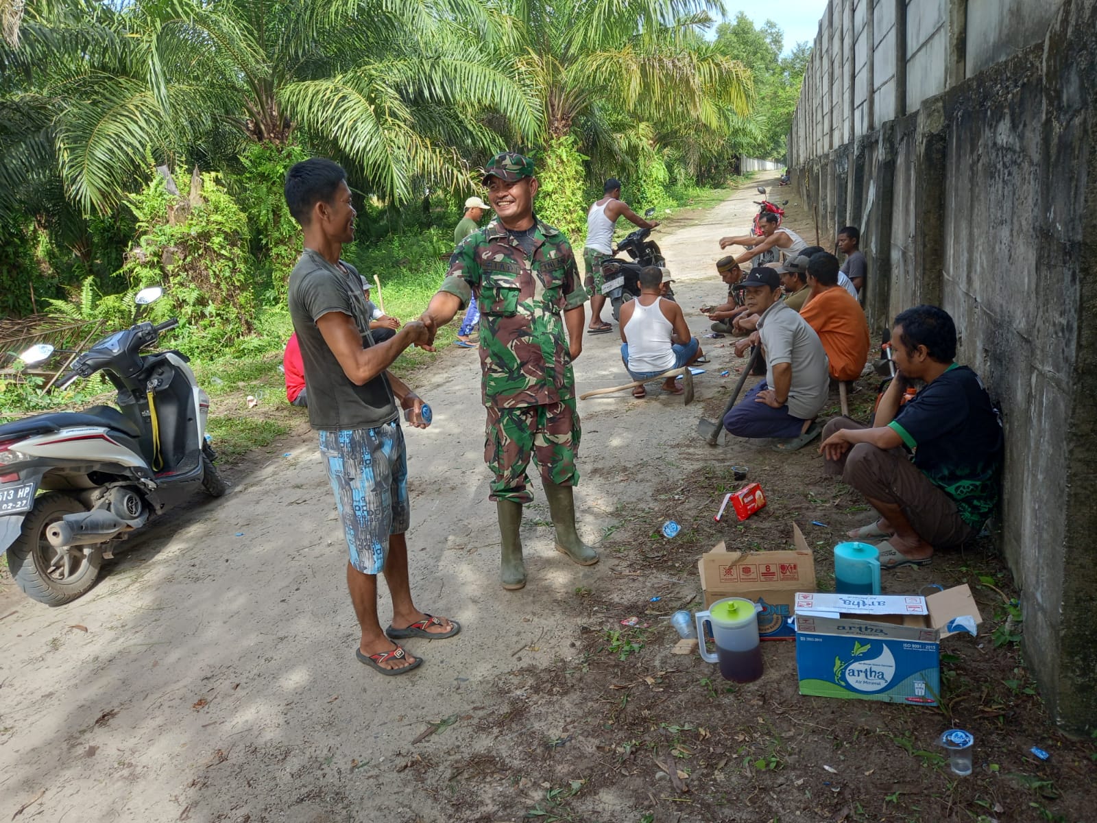 Bersama Masyarakat, Babinsa Laksanakan Giat Gotong Royong