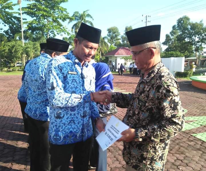 Plh Sekdakab Labuhanbatu Drs.H. Sarimpunan Ritonga M.pd Berikan Santunan Korpri