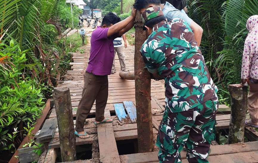 Pelda Hendrianto Bantu Masyarakat Bangun Jembatan Jalan Poros
