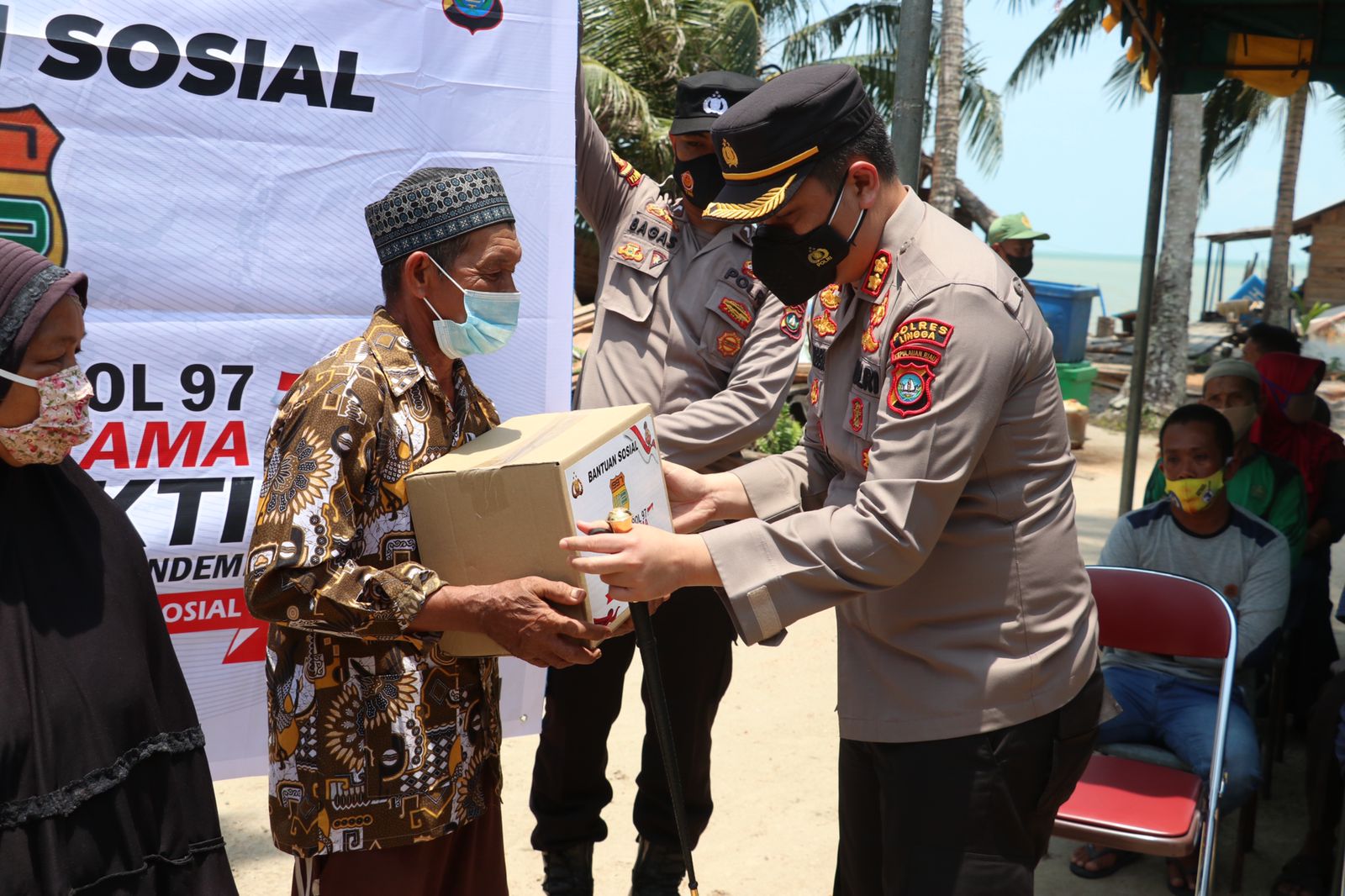 Kapolres Pimpin Langsung Pembagian Bansos kepada Masyarakat Kurang Mampu