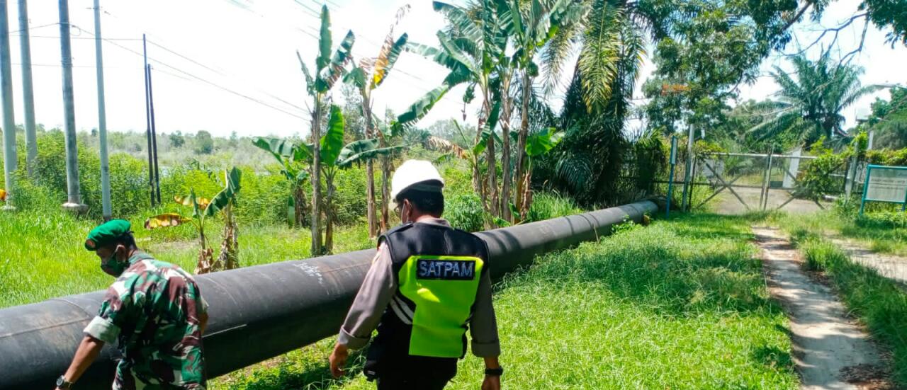 Serma Azman Melaksanakan Patroli di Sepanjang Pipa PHR