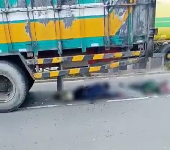 Lakalantas di Jalan Hangtuah Duri, Pengemudi dan Penumpang Motor Berada didalam Kolong Tronton