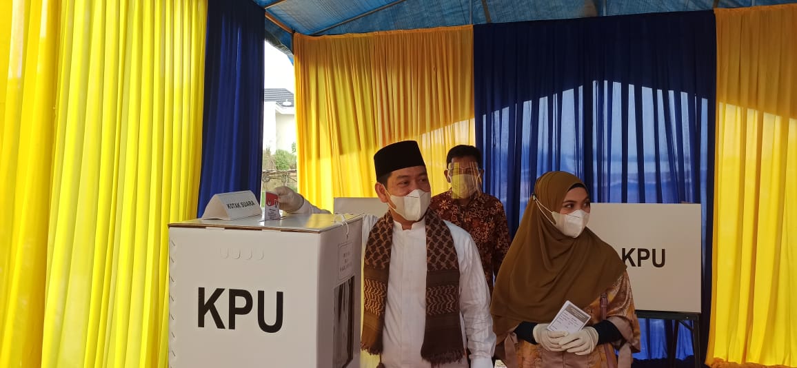 Adi Sukemi Gunakan Hak Suaranya di TPS 28 Jalan Seminai