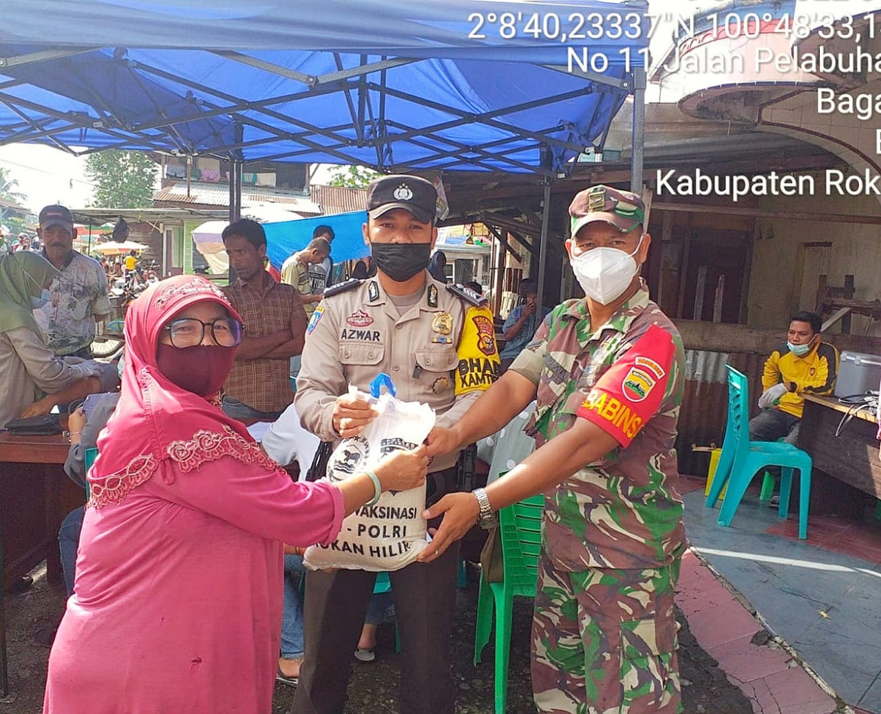 Usai Divaksin, Koramil 01/Bangko Bagikan Sembako Kepada Warga Pasar Hulu