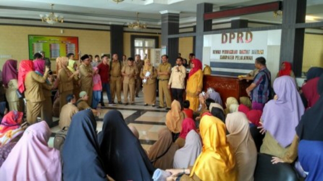 Ratusan Honorer Datangi DPRD Pelalawan