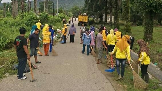 DLH Labuhanbatu Bersinergi dngan Kelurahan Lobusona Lakukan Jumat Bersih