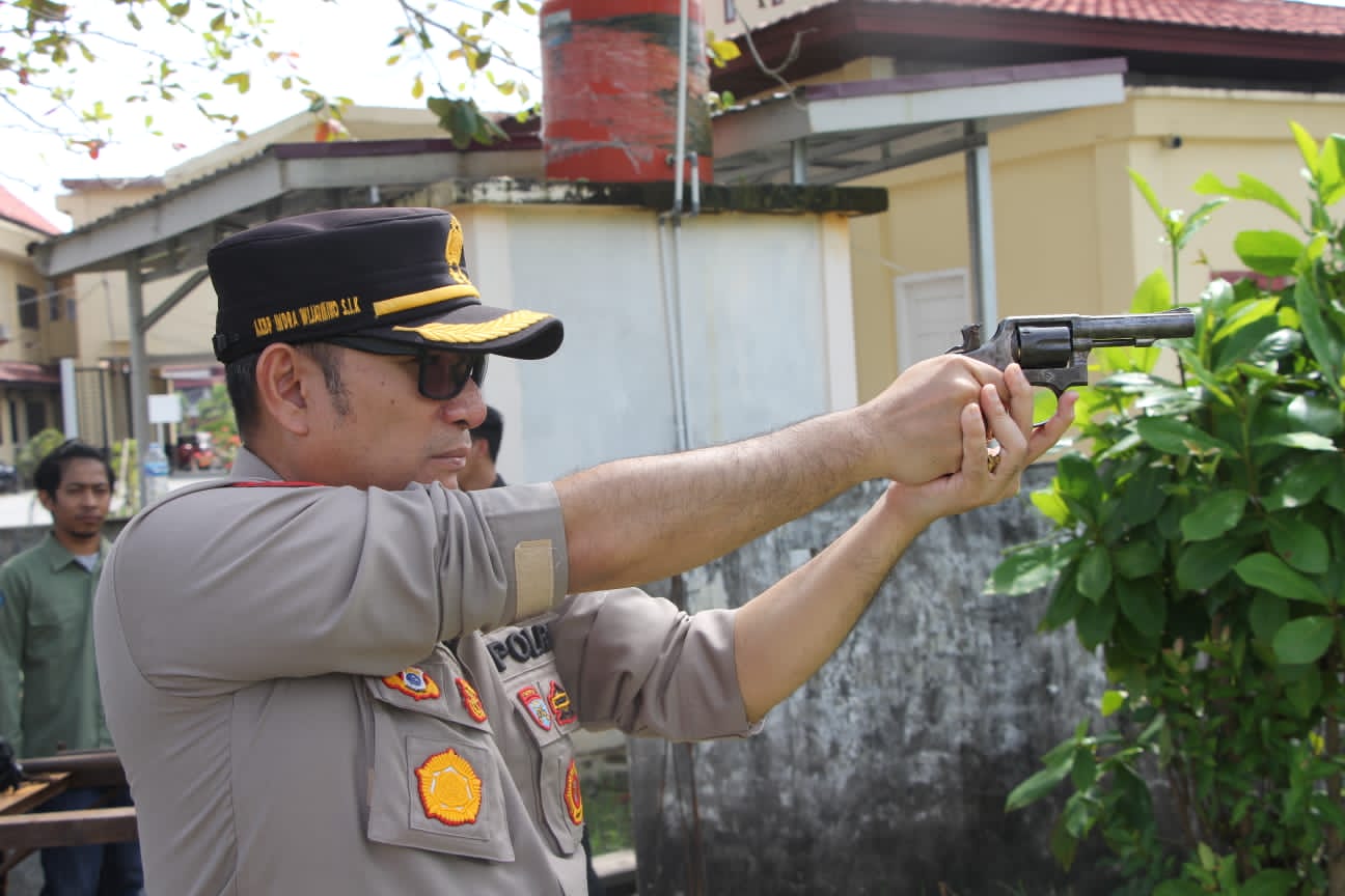 Menjaga Profesionalisme, Kapolres Bengkalis AKBP Indra Wijatmiko Gelar Latihan Menembak Secara Rutin