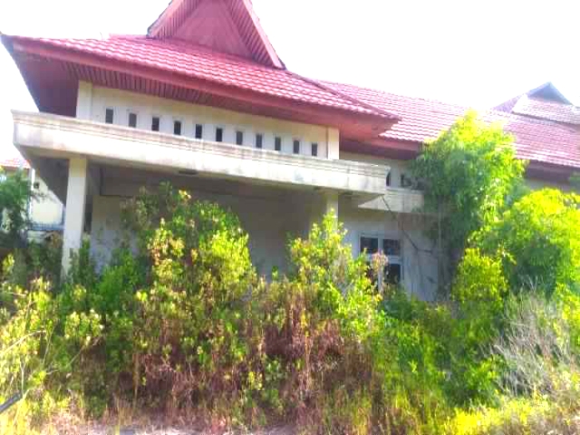 Aset Pemkab Bengkalis Jadi Bangun Tua Diselimuti Semak